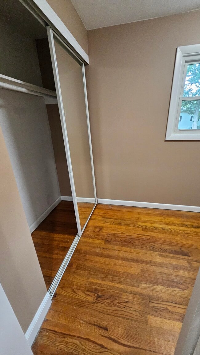 Walk In Closet - 5 Tudor Ct W