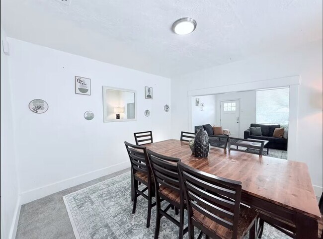 Photo - 779 Simpson Ave