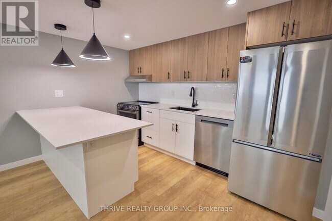 Photo - 2069 Gough Ave