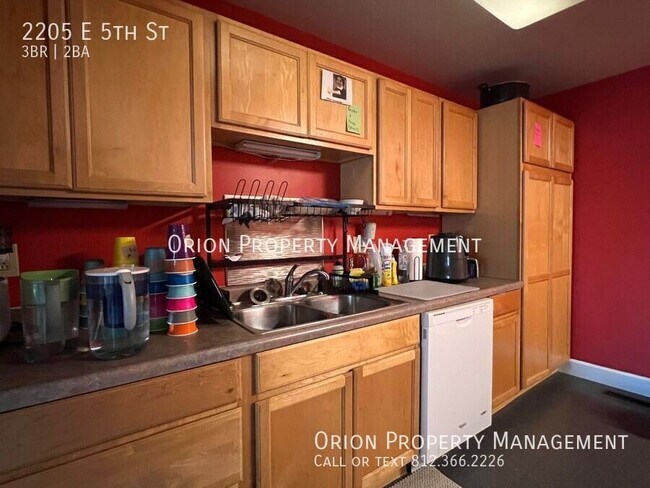 2205 E 5th St