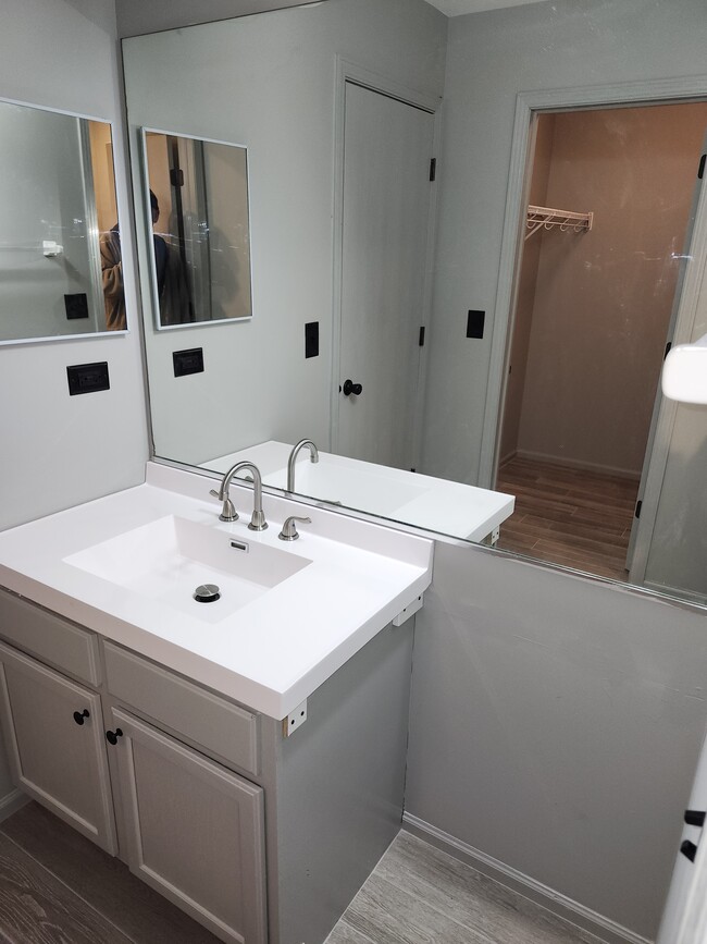 Baño principal - 401 Gregory Ln