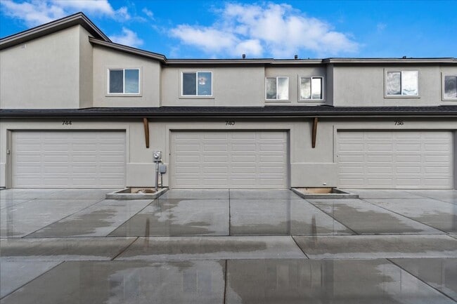 Photo - Brand New 3 Bed 2.5 Bath Townhouse With Many Amenities
