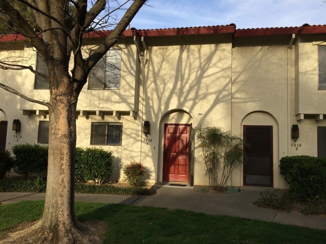 Building Photo - Town Home in South Davis!