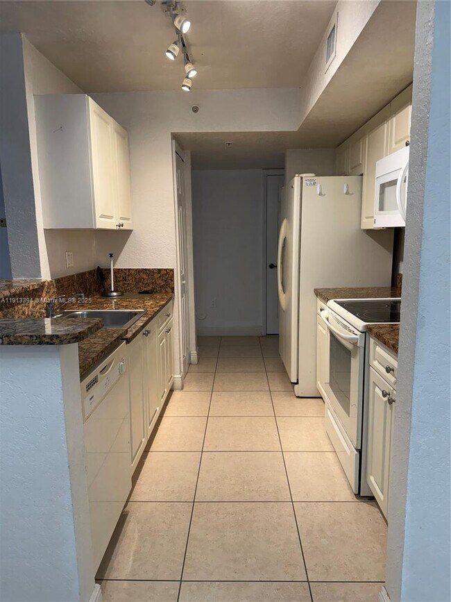 Photo - 20830 SW 87th Ave Unidad 102