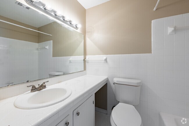1BR, 1BA - 550 SF - Bathroom