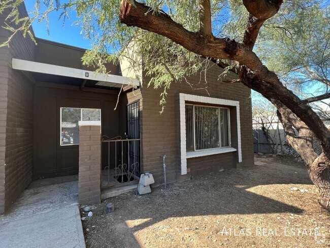 Building Photo - 2 BED / 1 BATH WITH PRIVATE BACKYARD Unit D Rental