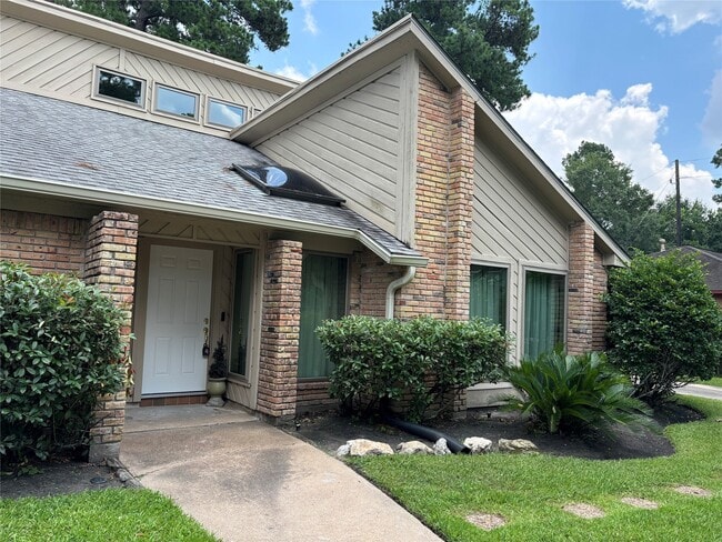 Photo - 15702 Oxenford Dr