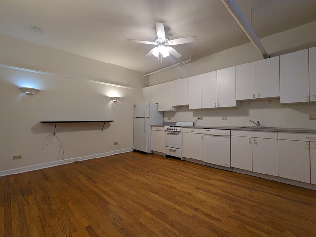 Photo - 822 W Waveland Ave Apartments Unit 816-35