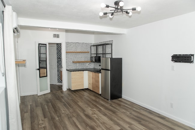 Photo - 903 N Golf Dr Unit Apt 2