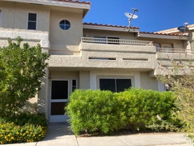 Building Photo - 2 story townhome