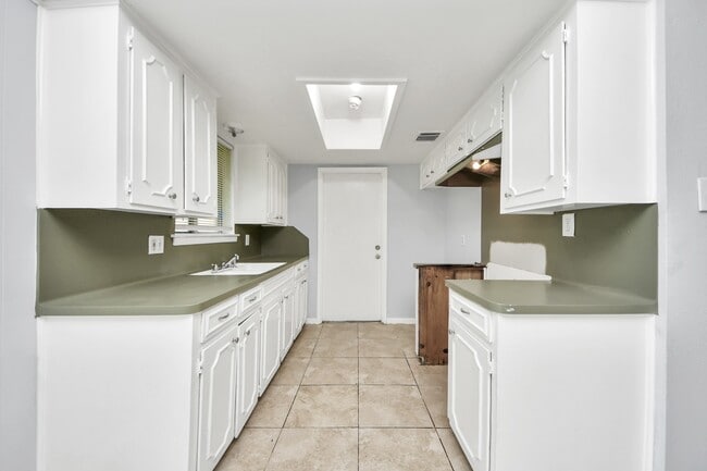 3806 Charriton Dr