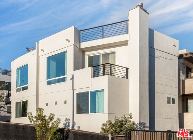 Building Photo - 318 26th St