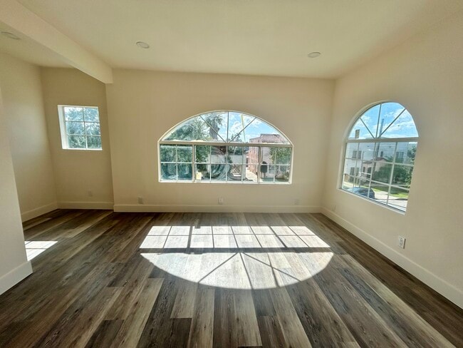 Building Photo - 4043 1/2 W 21st St Unit 4043  half