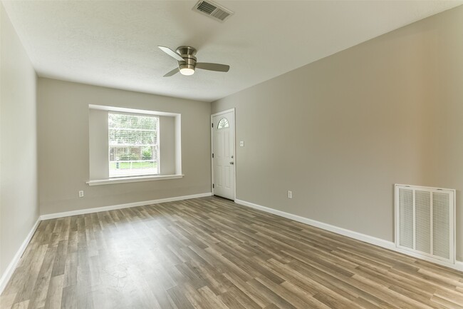 Photo - 104 Brigadoon Ln