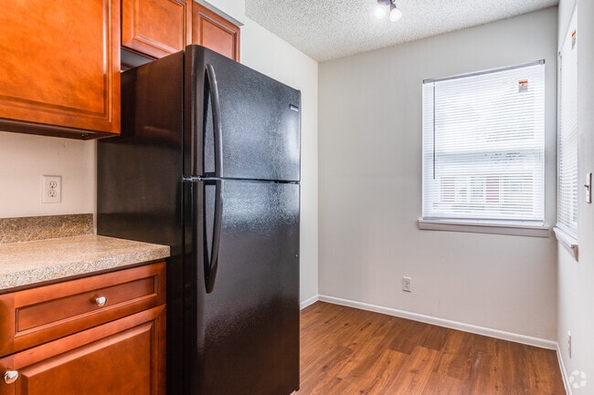 2 BR, 1 BA - 841SF