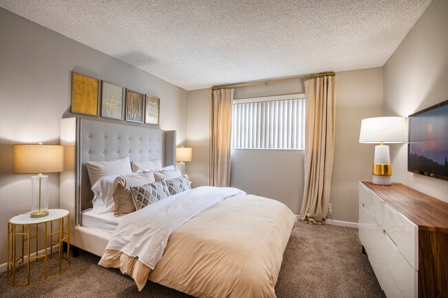 Del Oro Apartment Homes