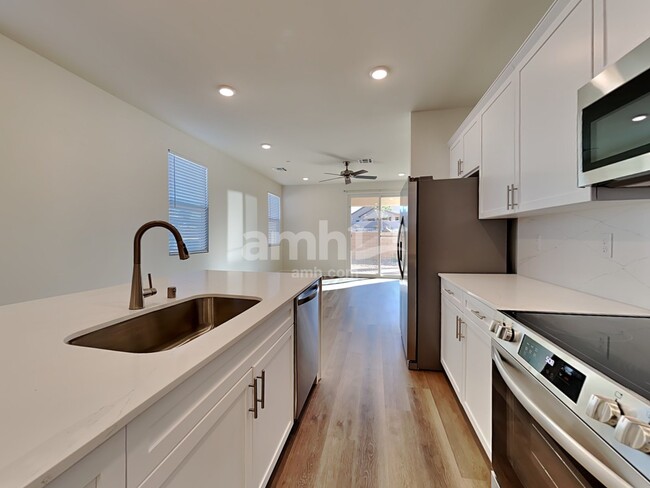 Photo - 838 English Primrose St