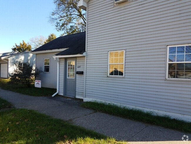 Building Photo - 3 Bedroom House / Northside