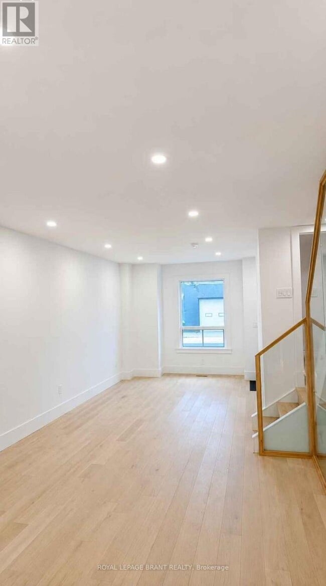 Photo - 561 Wentworth St N