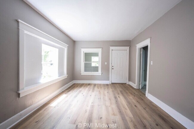Photo - "Charming 2-Bed Gem in Prime Indianapolis Location – Cozy 768 Sq Ft Home Awaits!" Unidad A
