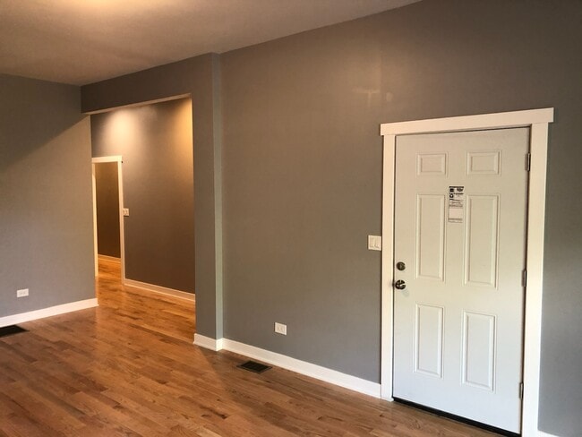 Front Door/Living Room - 5521 S Dorchester Ave Unit 1