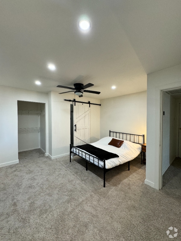 Building Photo - 2222 W Morningside Dr Rental