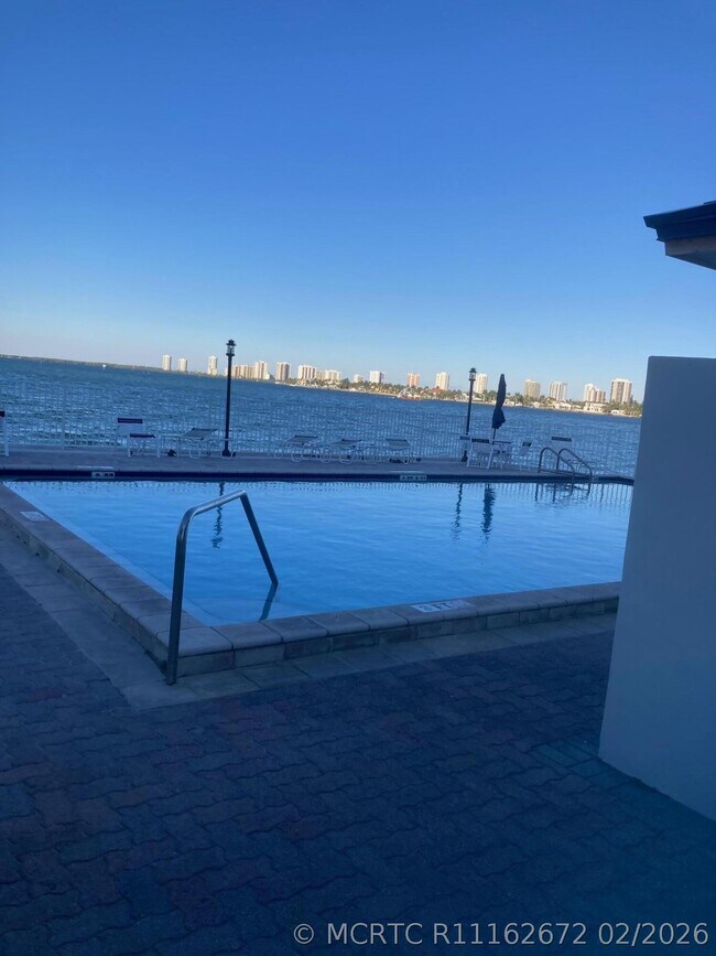 2936 Lake Shore Dr Unit 409