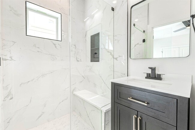 Building Photo - 5638 Dolores St