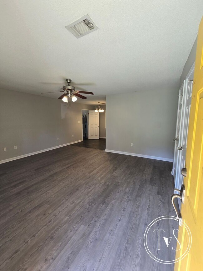 982 White Cir