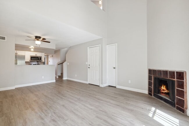 Building Photo - DOWNTOWN MESA APARTMENT!