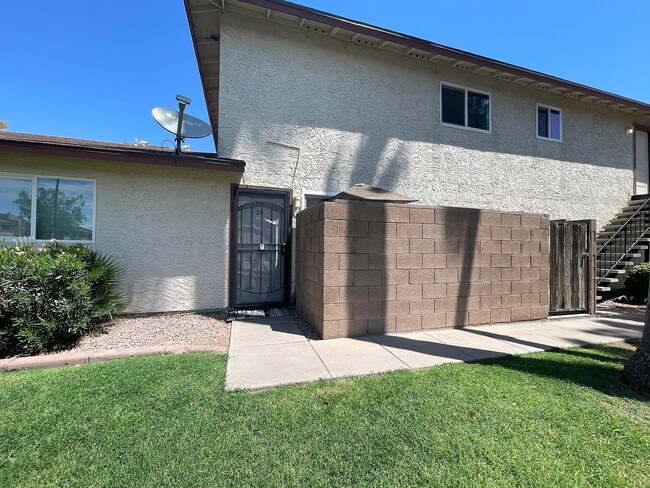 Building Photo - Prime Mesa Location with Community Pool & Strong Rental Appeal Unit 28