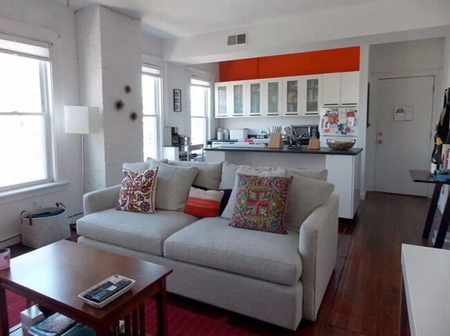 Building Photo - Beautiful Remodeled 1BR East Rock Suite - ... Unit 2 Rental