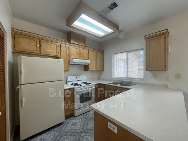 Photo - 2468 England St