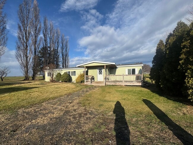 Building Photo - Country Living