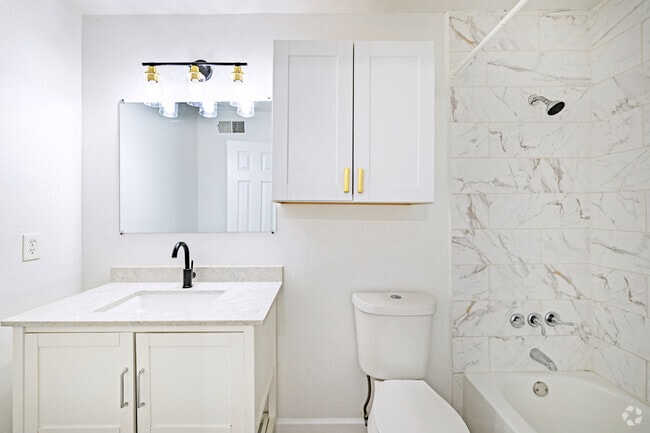 1BR, 1BA - 725SF - Bathroom