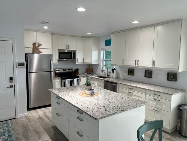 Building Photo - 8815 Bay Pointe Dr Unit C205