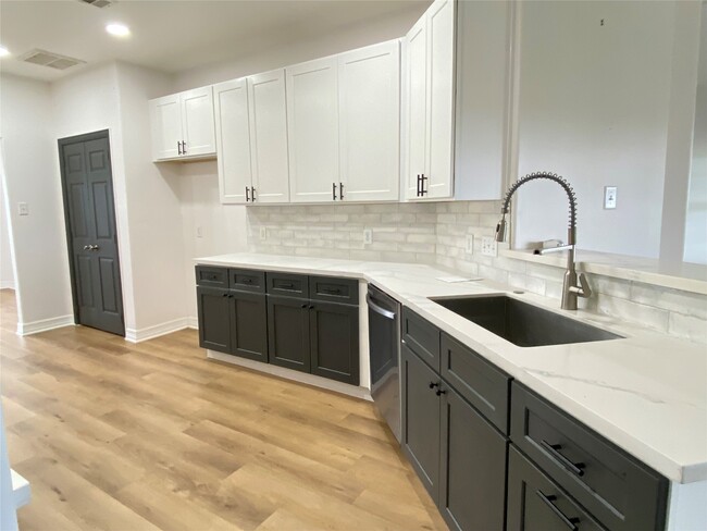 Photo - 2897 Settler's Way Dr