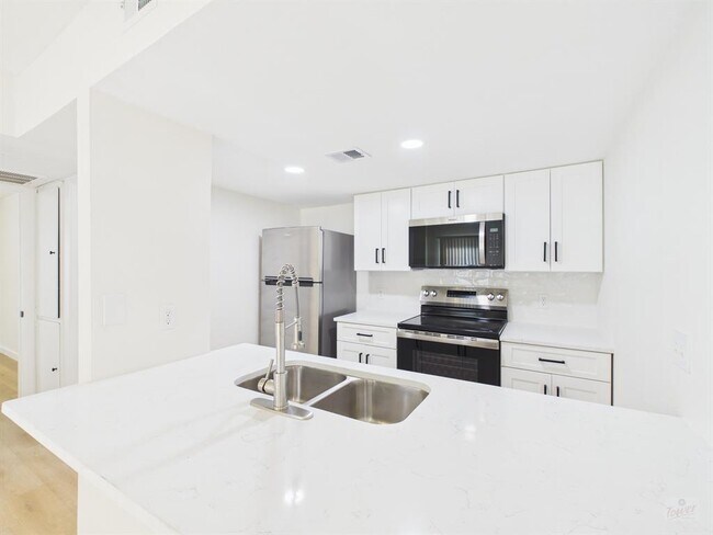 Building Photo - 2124 Burton Dr Unit 105