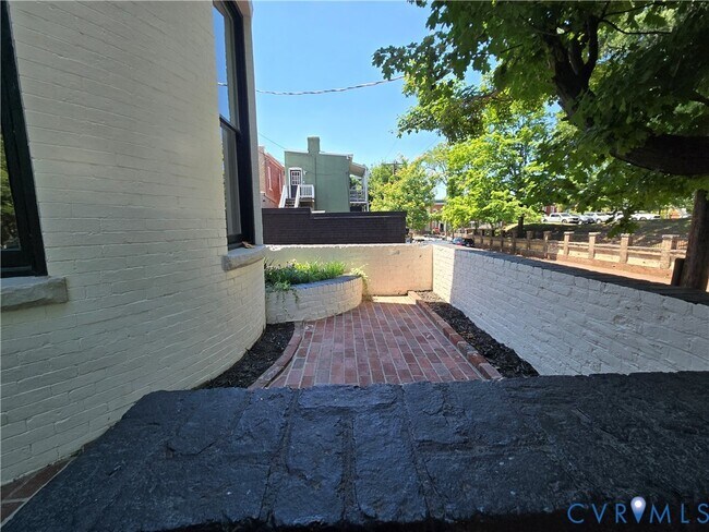 Photo - 1 N Harvie St