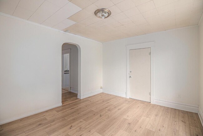 Photo - 811 Larned St