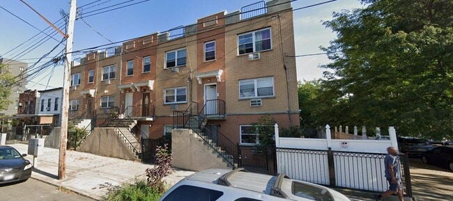 Building Photo - 790 Glenmore Ave Rental