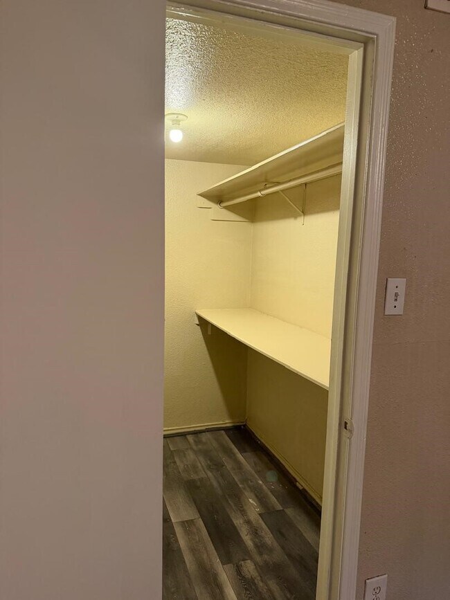 Building Photo - 9797 Leawood Blvd Unit 1101