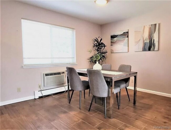 Photo - 2445 Torquay Ave Unit 211