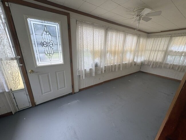 Photo - Pet-Friendly 2-Bedroom Kenmore Home with Garage and Enclosed Porch