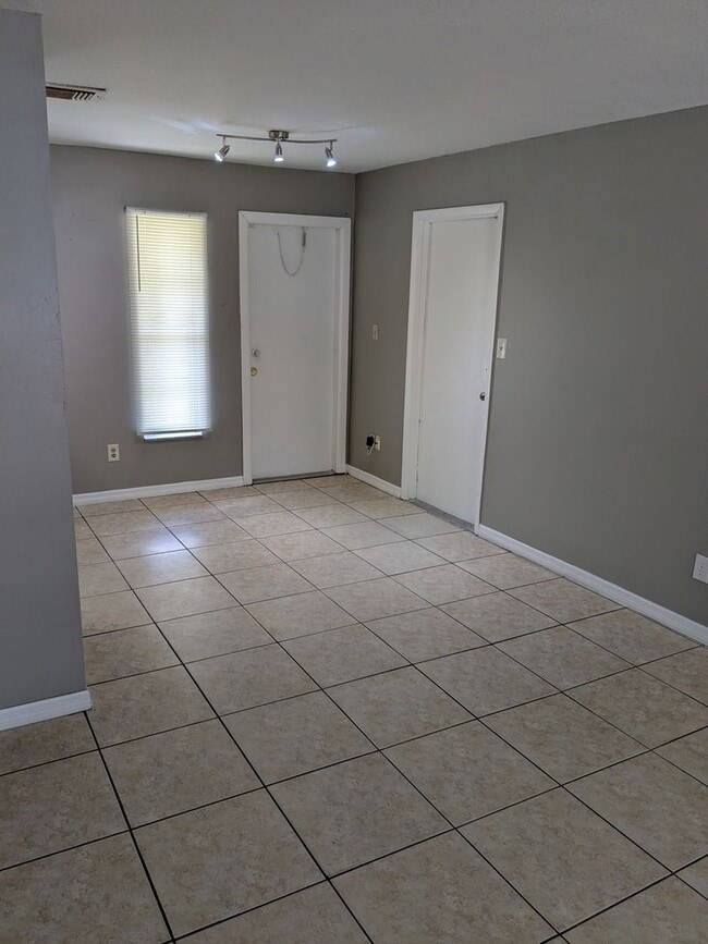 Photo - 434 W 17th St