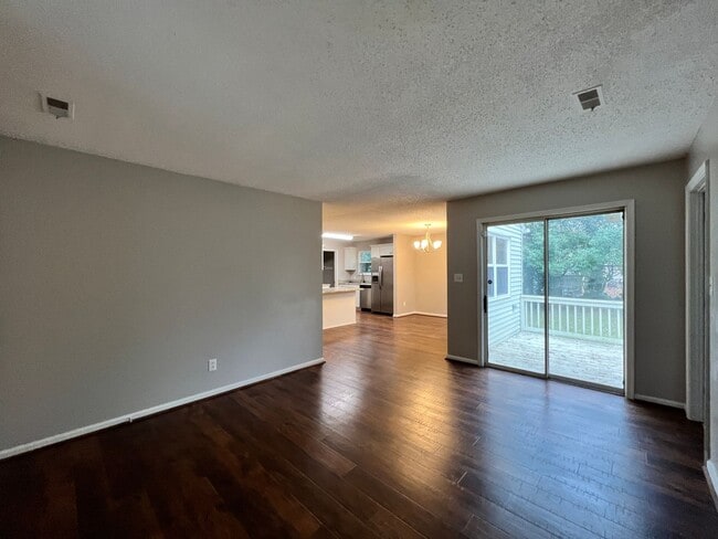 Photo - Four bedroom home in Norfolk - Beautiful Backyard