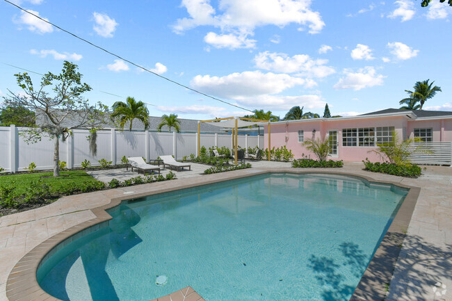 Building Photo - 815 N Ocean Breeze Rental