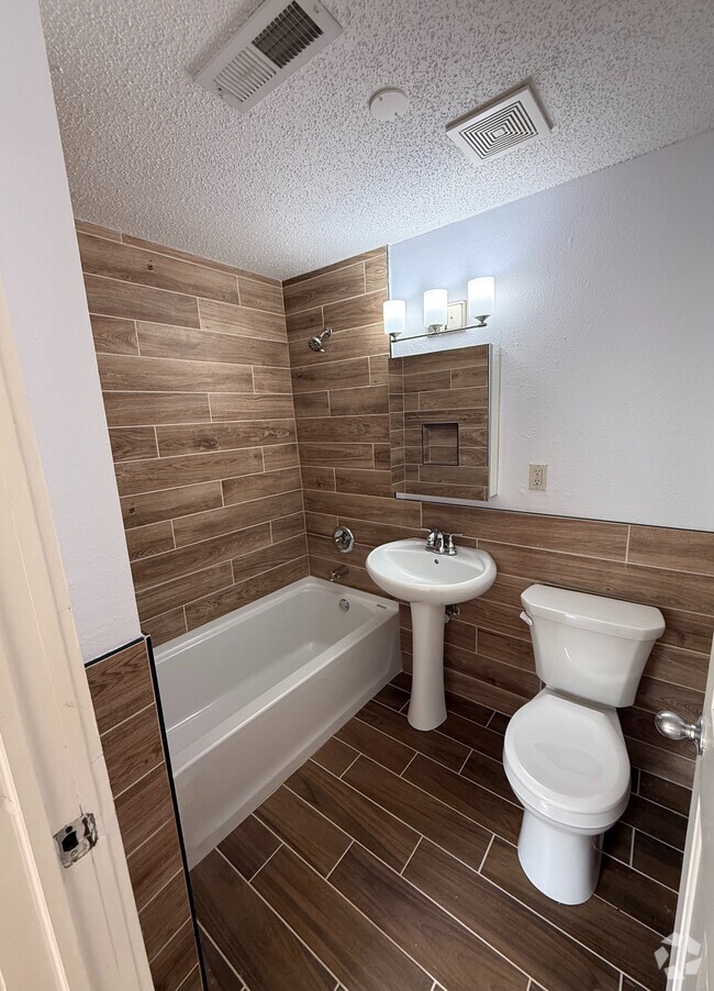 Building Photo - Adams Unit 4 Rental