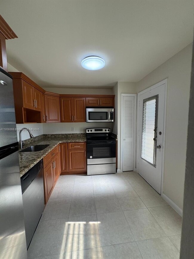Building Photo - 1201 NE 191st St Unit G313 Rental