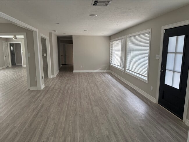 Photo - 7070 Brace St